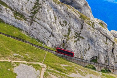 İsviçre, Lucerne Canton 'da Pilatus Dağı' nın tepesine giden çark treni. Dünyanın en dik çarklı demiryolu.