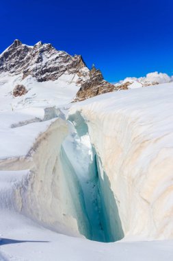 Bernese Oberland, İsviçre 'de Jungfraujoch yakınlarında Crevasse