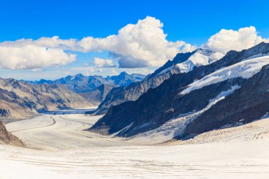 İsviçre 'nin Valais Kantonu' ndaki Alpler ve UNESCO mirasının en büyük buzulu olan Büyük Aletsch Buzulu manzarası