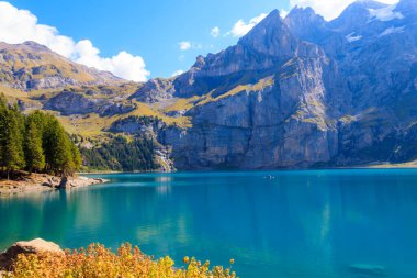 İsviçre 'nin Bernese Oberland kenti Kandersteg yakınlarındaki Oeschinen Gölü (Oeschinensee) ve İsviçre Alpleri manzarası