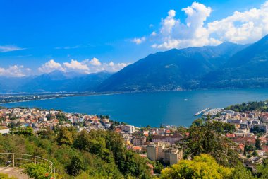 Locarno şehri ve İsviçre 'deki Maggiore Gölü manzarası