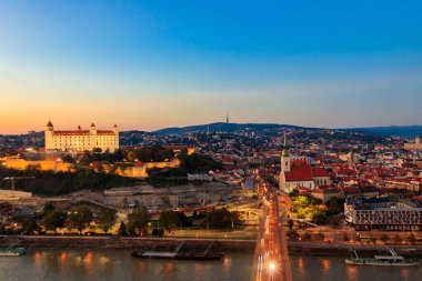 Bratislava kalesi, eski kasaba ve Tuna nehri gözlem güvertesinden Bratislava, Slovakya 'da gece vakti köprü manzarası