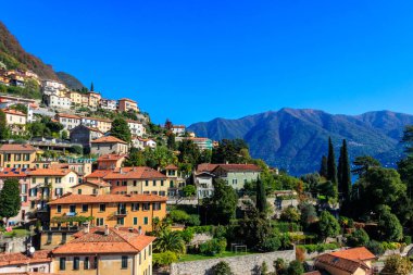 İtalya 'daki Como Gölü' ndeki Moltrasio kasabasının panoramik manzarası