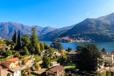 İtalya 'daki Como Gölü' ndeki Moltrasio kasabasının panoramik manzarası