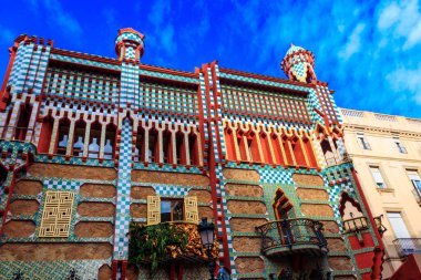 İspanya, Barselona 'daki Casa Vicens cephesi. Antoni Gaudi 'nin ilk başyapıtı. 1883 ve 1885 yılları arasında inşa edilmiş.