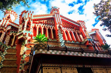 İspanya, Barselona 'daki Casa Vicens cephesi. Antoni Gaudi 'nin ilk başyapıtı. 1883 ve 1885 yılları arasında inşa edilmiş.