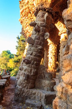 Antoni Gaudi tarafından tasarlanan sütunlar Barcelona, İspanya 'daki Guell parkında