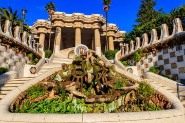 Antoni Gaudi tarafından İspanya 'nın Barselona şehrinde tasarlanan Park Guell' in Girişi