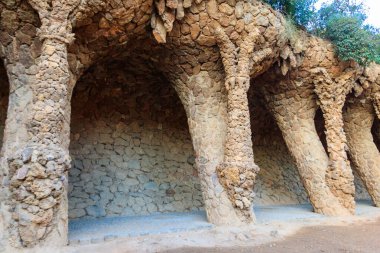 Antoni Gaudi tarafından tasarlanan sütunlar Barcelona, İspanya 'daki Guell parkında