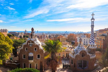İspanya 'nın Barselona şehrinde Antoni Gaudi tarafından tasarlanan Park Guell' deki peri masalı kurabiye evleri