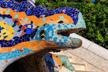 Gaudi 'nin renkli mozaik ejderha semenderi Park Guell, Barcelona, İspanya