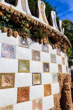 Antoni Gaudi 'nin Barcelona, Katalonya, İspanya' daki Park Guell 'deki Mozaik Duvarı