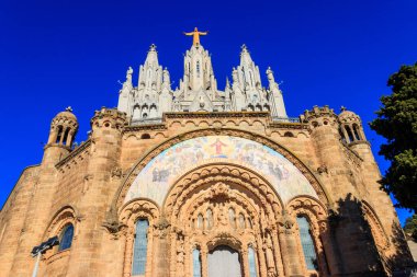 Barselona, Katalonya, İspanya 'daki Tibidabo Dağı zirvesinde İsa' nın Kutsal Kalbi 'nin Expiatory Kilisesi
