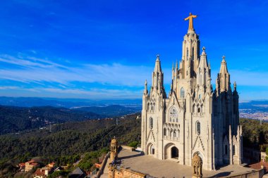 Barselona, Katalonya, İspanya 'daki Tibidabo Dağı zirvesinde İsa' nın Kutsal Kalbi 'nin Expiatory Kilisesi