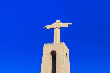Portekiz 'in Almada şehrinde yer alan Lizbon şehrine bakan İsa' nın Sığınağı (Cristo Rei)