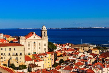 Lizbon 'un en eski mahallesi olan Alfama' nın Lizbon, Portekiz 'deki Santa Luzia bakış açısından görünüşü