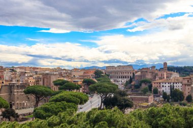 İtalya 'daki Vittorio Emanuele Vittoriano gözlem güvertesinden Colosseum ile Roma' nın tarihi merkezinin görüntüsü