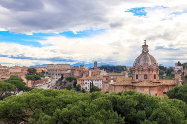 İtalya 'daki Vittorio Emanuele Vittoriano gözlem güvertesinden Colosseum ile Roma' nın tarihi merkezinin görüntüsü