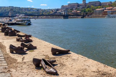 Tuna kıyısındaki ayakkabılar - Macaristan 'ın Budapeşte kentinde İkinci Dünya Savaşı sırasında Yahudi soykırımının kurbanlarının anısına dikilmiş anıt