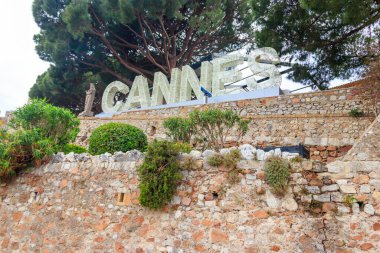 Fransız Rivierası, Fransa 'da Cannes tepesinde Cannes tabelası.