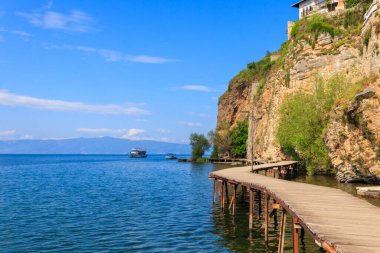 Kuzey Makedonya 'nın Ohri kentindeki Ohri Gölü boyunca uzanan Ahşap Dilekler Köprüsü