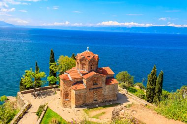 Kuzey Makedonya 'nın Ohri kentindeki Kaneo ve Ohri Gölü' ndeki Aziz John Kilisesi manzarası