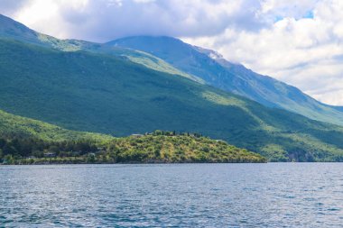 Kuzey Makedonya 'daki Ohri Gölü manzarası