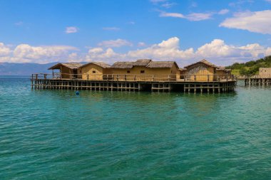 Su müzesi, Kemik Körfezi, tarih öncesi yerleşim yeri, Kuzey Makedonya 'daki Ohri Gölü' nde bronz çağı yerleşiminin yeniden inşası