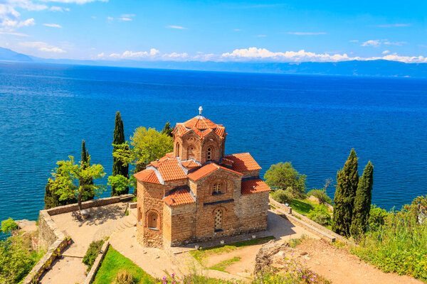 Вид на церковь Святого Иоанна в Канео и озеро Федрид в городе Федрид, Северная Маледония