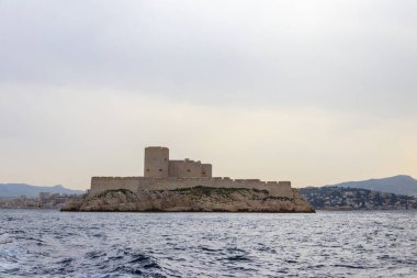 Fransa 'nın Marsilya kentindeki eski bir kraliyet hapishanesi olan Chateau d' if (if kalesi) manzarası