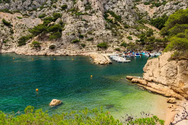 Fransa 'nın güneyinde Marsilya ve Cassis arasında Akdeniz kıyısındaki Calanque de Morgiou manzarası