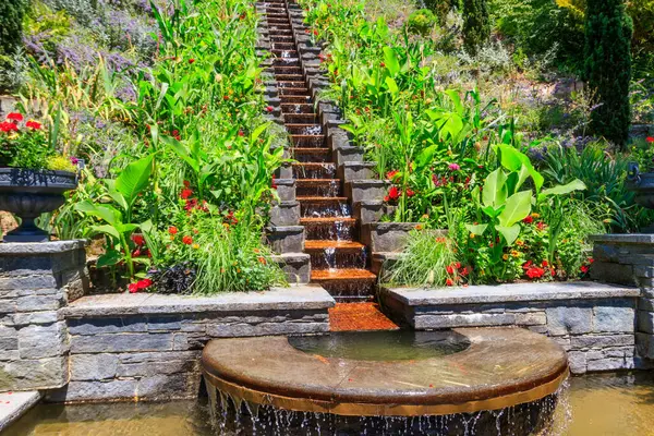Almanya, Constance Gölü 'ndeki Mainau adasındaki İtalyan çiçek suyu merdivenleri.