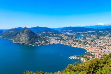 İsviçre 'nin Ticino kantonundaki Monte Bre dağından Lugano Gölü manzarası