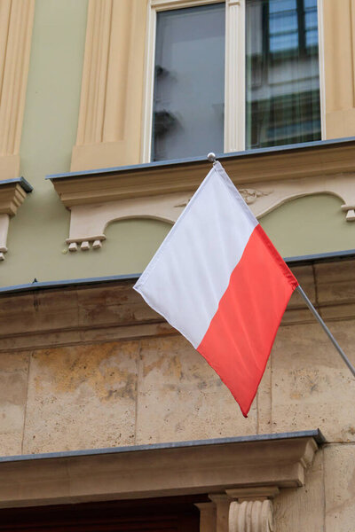 Флаг Польши на фасаде здания