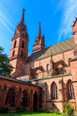 İsviçre 'deki Basel Minster Katedrali cephesi