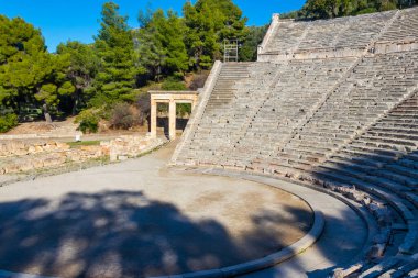 Antik Epidaurus Tiyatrosu, Yunanistan 'ın Peloponnese kentinde antik Yunan tıp tanrısı Asclepius' a adanmış güneydoğu tapınağının sonunda yer alan Epidaurus kentindeki bir tiyatrodur.