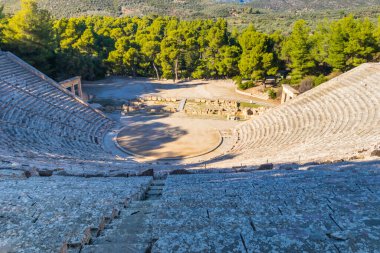 Antik Epidaurus Tiyatrosu, Yunanistan 'ın Peloponnese kentinde antik Yunan tıp tanrısı Asclepius' a adanmış güneydoğu tapınağının sonunda yer alan Epidaurus kentindeki bir tiyatrodur.