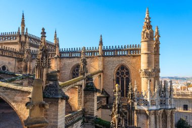 Çatıdaki Giralda Kulesi 'nden ve Sevilla Katedrali' nin kulelerinden şehrin manzarası Seville, İspanya 'da