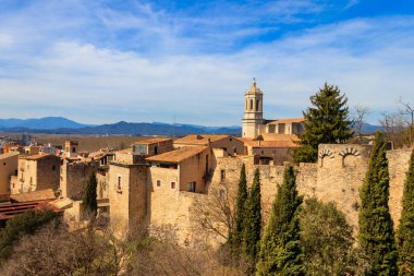 Girona 'nın panoramik manzarası ortaçağ şehir duvarlarından, Katalonya, İspanya