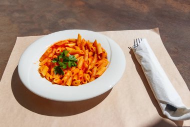 Penne arrabiata - masada baharatlı soslu geleneksel İtalyan makarnası