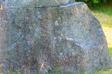 İsveç 'teki Rune taşı Viking çağından kalma, yaklaşık bin yıllık.