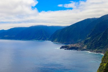 Madeira, Portekiz'deki Ribeira da Janela'daki Miradouro da Eira da Achada'dan görünüm