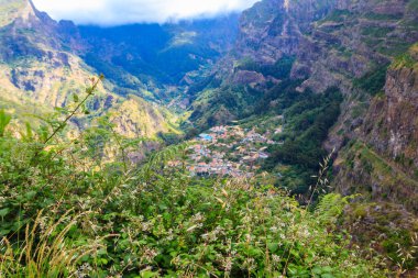 Eira do Serrado, Madeira 'dan Curral das Freiras' ın (Nuns Valley) panoramik görüntüsü. Portekiz