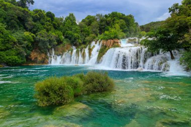 Hırvatistan 'ın Krka Ulusal Parkı' ndaki güçlü Skradinski Buk şelalesinin manzarası