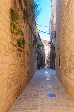 Hırvatistan 'ın Trogir kentinde güzel dar bir cadde