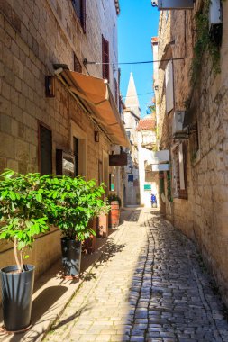 Hırvatistan 'ın Trogir kentinde güzel dar bir cadde