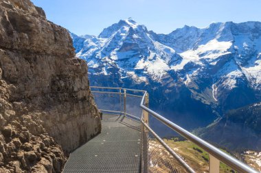 İsviçre 'nin İsviçre Alplerindeki Schilthorn yakınlarında Birg' de Heyecan Yürüyüşü