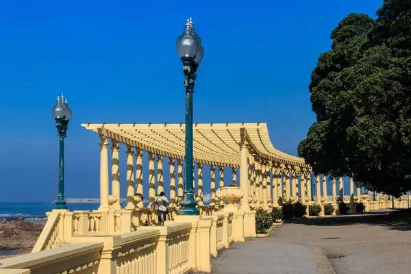 Portekiz, Porto yakınlarındaki deniz kenarında Pergola da Foz ya da Pergola da Nevogilde romantik gezinti