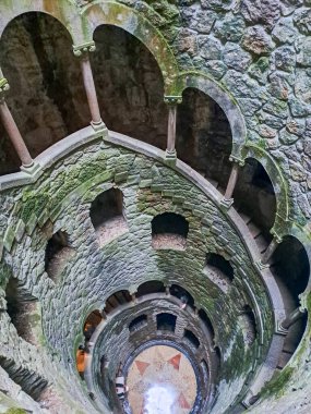 Portekiz, Sintra 'daki Quinta da Regaleira Sarayı' nın parkında Kabul Kuyusu (Ters Kule)