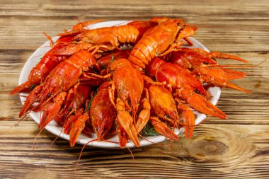 Ahşap masada kaynamış kerevit.